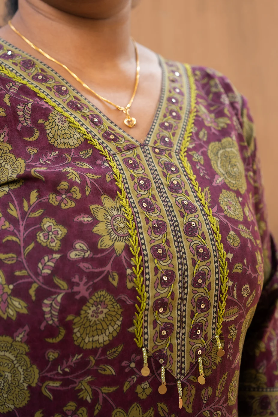 Cotton Straight V Neck Sequence Border Short Top Reddish Purple - Image 4