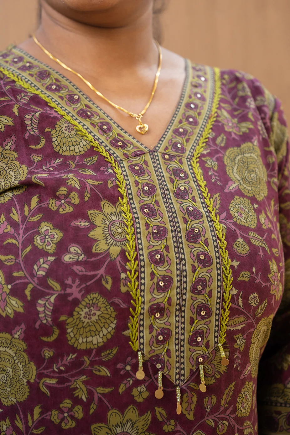 Cotton Straight V Neck Sequence Border Short Top Reddish Purple - Image 3